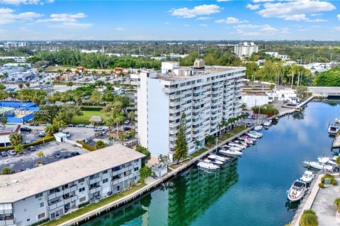 Condominio en venta en North Miami, Florida, 1 dormitorio, 72.28 m2 № 2031455 - foto 2
