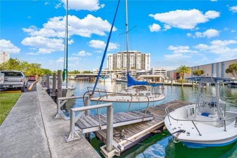 Condominio en venta en North Miami, Florida, 1 dormitorio, 72.28 m2 № 2031455 - foto 27