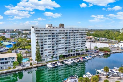 Condominio en North Miami, Florida, 1 dormitorio  № 2031455