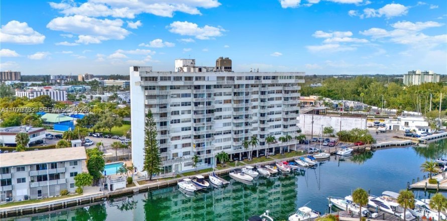 Condominio en North Miami, Florida, 1 dormitorio  № 2031455