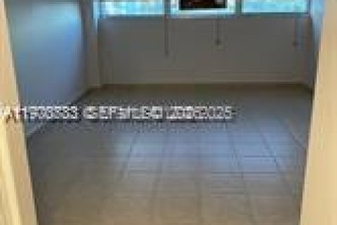 Condominio en venta en North Miami, Florida, 1 dormitorio, 72.28 m2 № 2031455 - foto 18