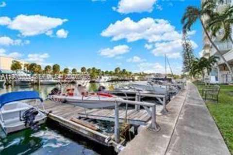 Condominio en venta en North Miami, Florida, 1 dormitorio, 72.28 m2 № 2031455 - foto 10