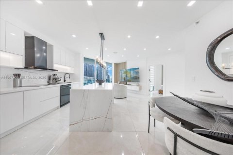 Apartamento en alquiler en Miami, Florida, 2 dormitorios, 86.86 m2 № 2011529 - foto 3