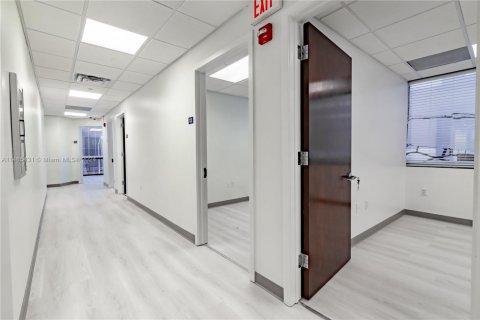 Oficina en alquiler en Miami Beach, Florida № 930212 - foto 1