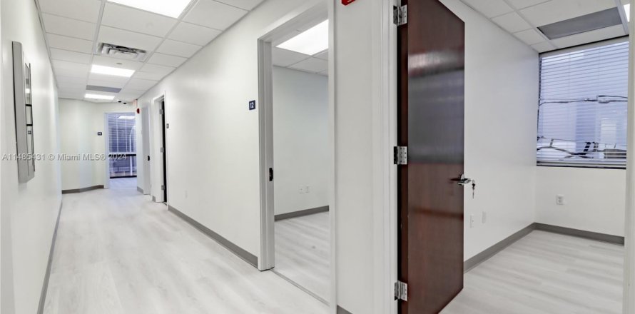 Oficina en Miami Beach, Florida № 930212