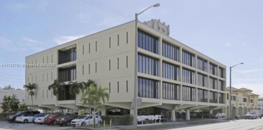 Commercial property in Coral Gables, Florida № 1726888