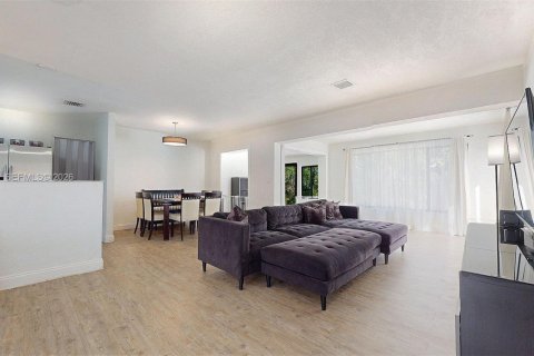 House in Fort Lauderdale, Florida 3 bedrooms, 120.77 sq.m. № 2015835 - photo 17