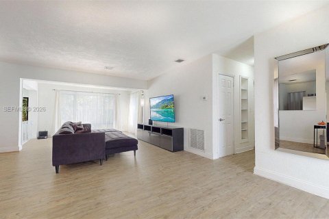 House in Fort Lauderdale, Florida 3 bedrooms, 120.77 sq.m. № 2015835 - photo 12