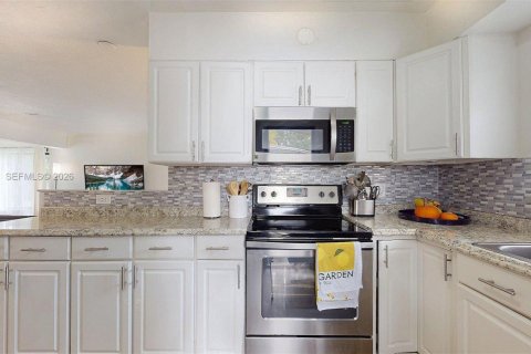 House in Fort Lauderdale, Florida 3 bedrooms, 120.77 sq.m. № 2015835 - photo 20