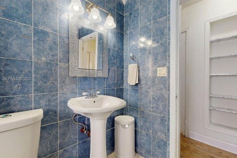 House in Fort Lauderdale, Florida 3 bedrooms, 120.77 sq.m. № 2015835 - photo 24