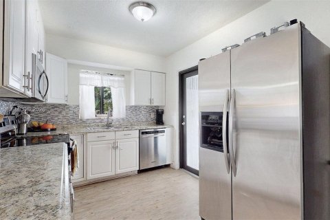 House in Fort Lauderdale, Florida 3 bedrooms, 120.77 sq.m. № 2015835 - photo 23