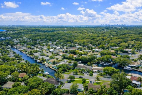 House in Fort Lauderdale, Florida 3 bedrooms, 120.77 sq.m. № 2015835 - photo 5