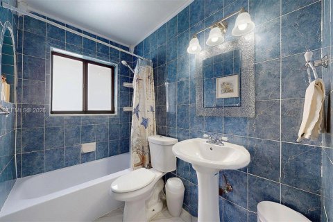 House in Fort Lauderdale, Florida 3 bedrooms, 120.77 sq.m. № 2015835 - photo 25