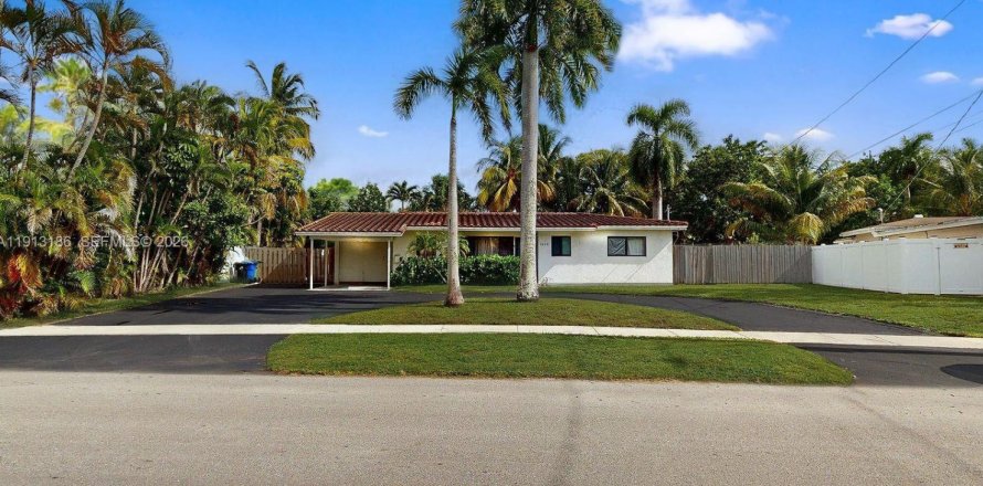 House in Fort Lauderdale, Florida 3 bedrooms, 120.77 sq.m. № 2015835