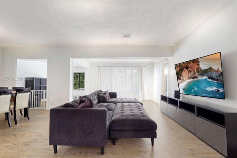 House in Fort Lauderdale, Florida 3 bedrooms, 120.77 sq.m. № 2015835 - photo 13