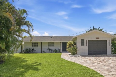 House in Saint Petersburg, Florida 3 bedrooms, 116.31 sq.m. № 2375611