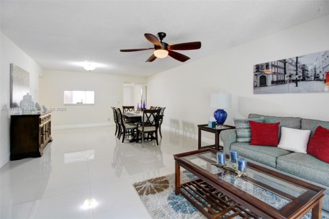 Condo in Pembroke Pines, Florida, 1 bedroom  № 1979099 - photo 5