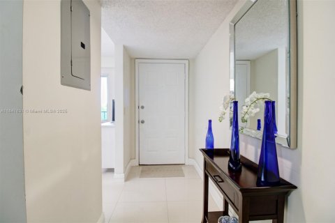 Condo in Pembroke Pines, Florida, 1 bedroom  № 1979099 - photo 1