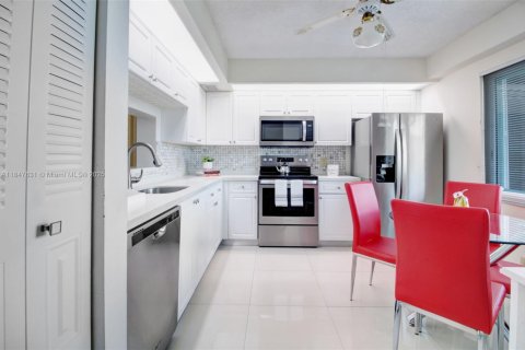 Condo in Pembroke Pines, Florida, 1 bedroom  № 1979099 - photo 3
