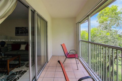 Condo in Pembroke Pines, Florida, 1 bedroom  № 1979099 - photo 14