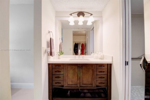 Condo in Pembroke Pines, Florida, 1 bedroom  № 1979099 - photo 11