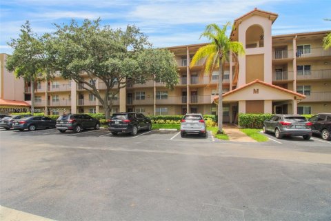 Condo in Pembroke Pines, Florida, 1 bedroom  № 1979099 - photo 16