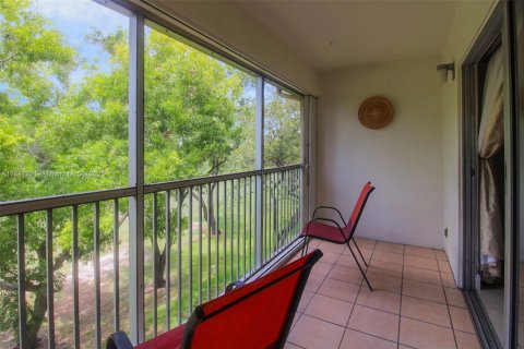 Condo in Pembroke Pines, Florida, 1 bedroom  № 1979099 - photo 15