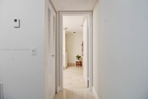 Condo in Pembroke Pines, Florida, 1 bedroom  № 1979099 - photo 12