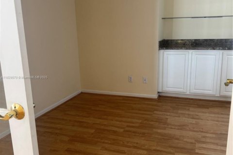 House in Miramar, Florida 4 bedrooms, 137.22 sq.m. № 2042204 - photo 19