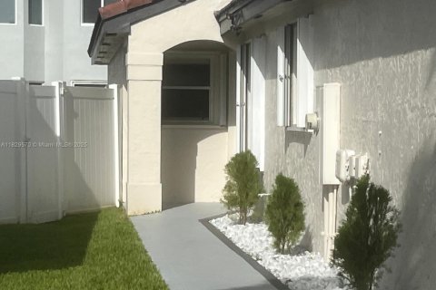 House in Miramar, Florida 4 bedrooms, 137.22 sq.m. № 2042204 - photo 2