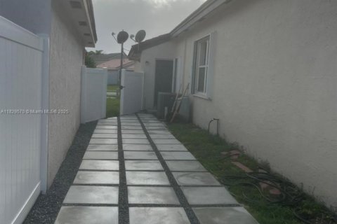 House in Miramar, Florida 4 bedrooms, 137.22 sq.m. № 2042204 - photo 3