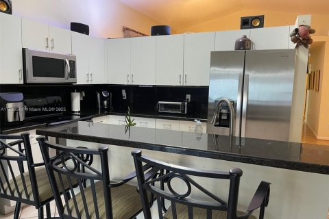 House in Miramar, Florida 4 bedrooms, 137.22 sq.m. № 2042204 - photo 11