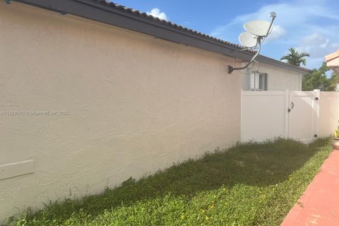 House in Miramar, Florida 4 bedrooms, 137.22 sq.m. № 2042204 - photo 5