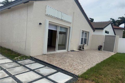 House in Miramar, Florida 4 bedrooms, 137.22 sq.m. № 2042204 - photo 8