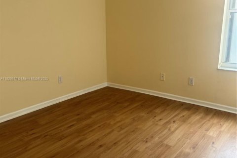 House in Miramar, Florida 4 bedrooms, 137.22 sq.m. № 2042204 - photo 21