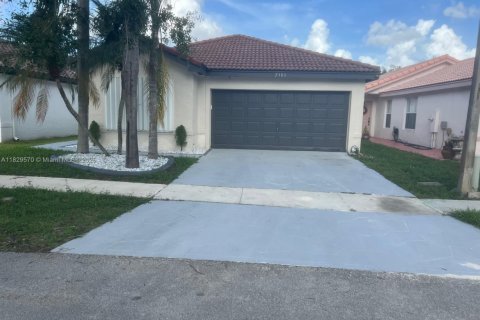 House in Miramar, Florida 4 bedrooms, 137.22 sq.m. № 2042204 - photo 1