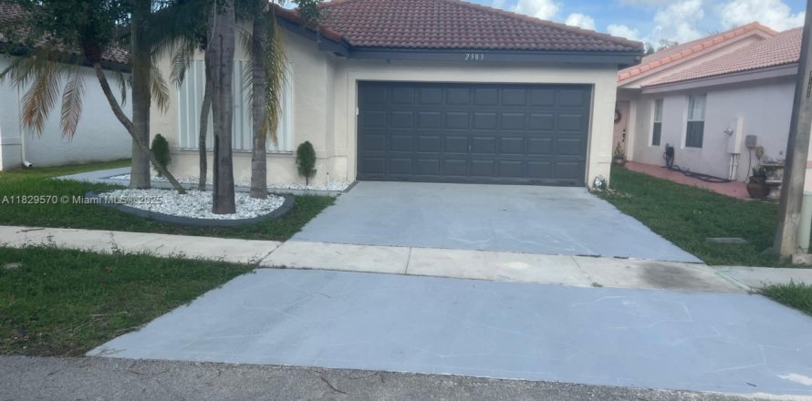 House in Miramar, Florida 4 bedrooms, 137.22 sq.m. № 2042204