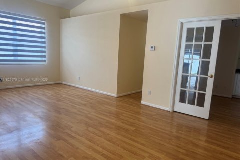 House in Miramar, Florida 4 bedrooms, 137.22 sq.m. № 2042204 - photo 15