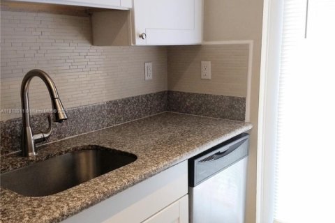 Condominio en alquiler en Bay Harbor Islands, Florida, 1 dormitorio, 73.3 m2 № 1775187 - foto 2