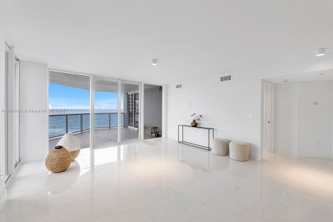 Condo in Miami Beach, Florida, 2 bedrooms  № 1705786 - photo 1