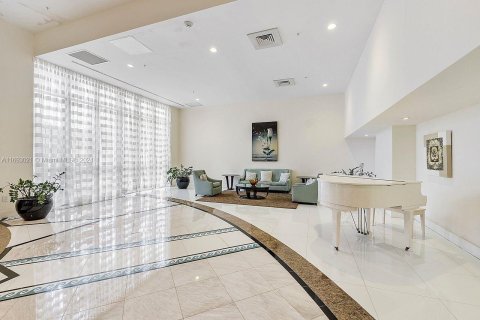 Condo in Miami Beach, Florida, 2 bedrooms  № 1705786 - photo 29