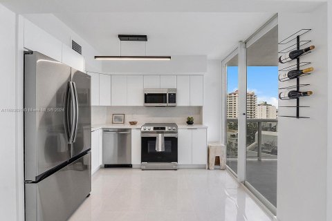 Condo in Miami Beach, Florida, 2 bedrooms  № 1705786 - photo 8