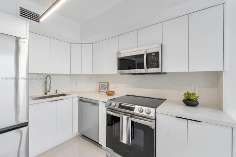 Condo in Miami Beach, Florida, 2 bedrooms  № 1705786 - photo 4