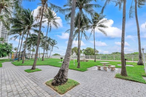Condo in Miami Beach, Florida, 2 bedrooms  № 1705786 - photo 25