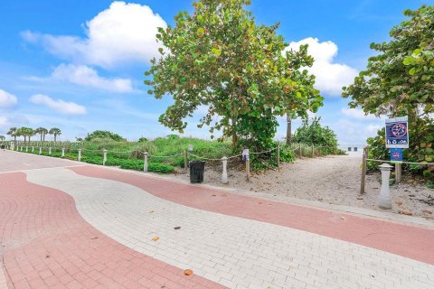 Condo in Miami Beach, Florida, 2 bedrooms  № 1705786 - photo 15