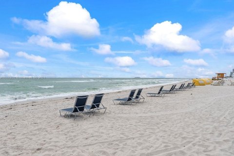 Condo in Miami Beach, Florida, 2 bedrooms  № 1705786 - photo 14