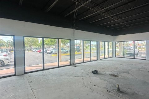 Propiedad comercial en alquiler en Pompano Beach, Florida № 1072811 - foto 1