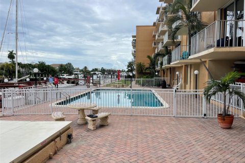 Condominio en venta en Fort Lauderdale, Florida, 2 dormitorios, 78.04 m2 № 754859 - foto 1