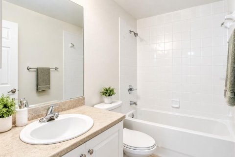 Townhouse in Tampa, Florida 3 bedrooms, 169.27 sq.m. № 2425496 - photo 10