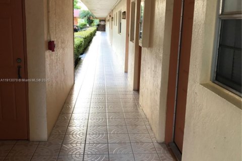 Copropriété à vendre à North Miami Beach, Floride: 2 chambres, 103.12 m2 № 1968769 - photo 2